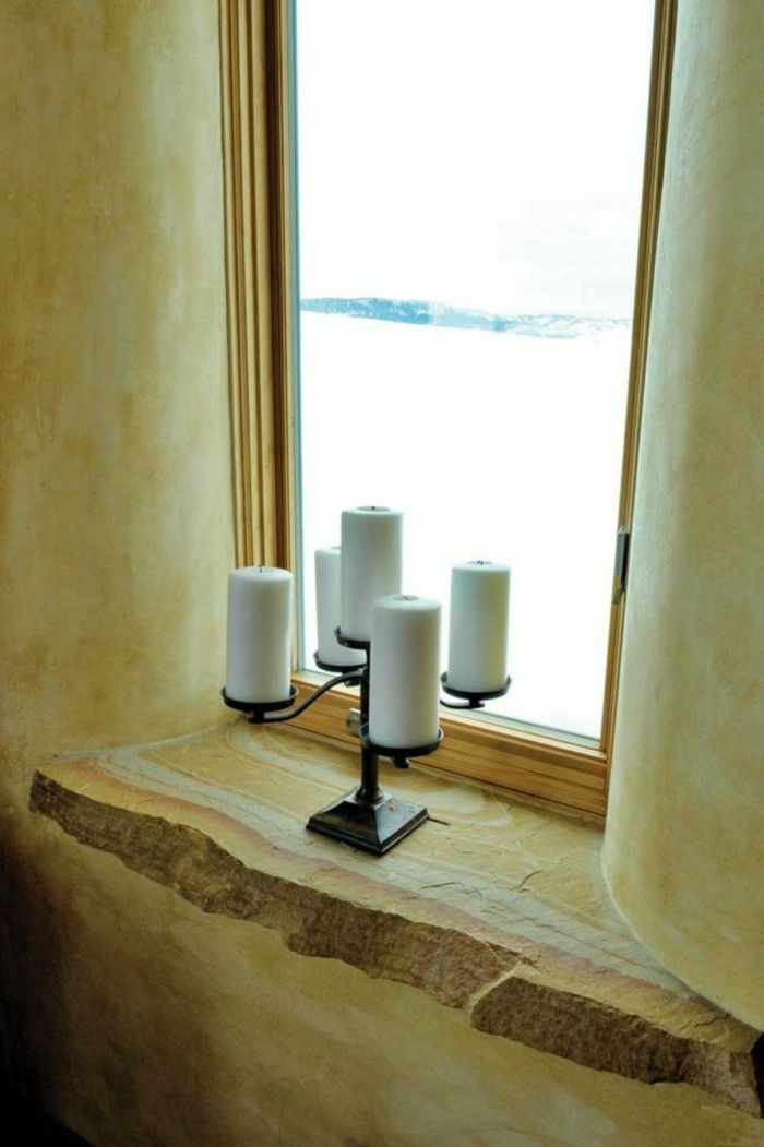 Decorazione rustica del banco della finestra del bordo della finestra di legno con le candele