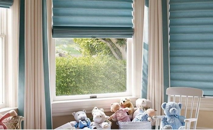 vindu-design-med-blå-plissert-in-barnehage