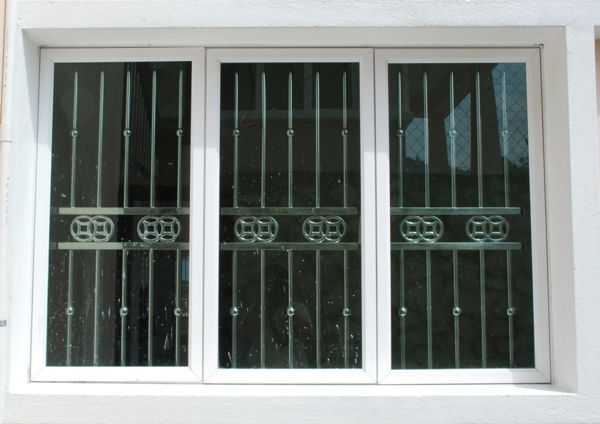 Okno-grid-v-zeleno barvo-by-the-okna-belo fasado, okna zaščito-ideje