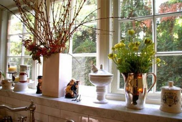 okno-z-ustvarjalno-dekoracijo-oblikovanje-cvetje v vaze