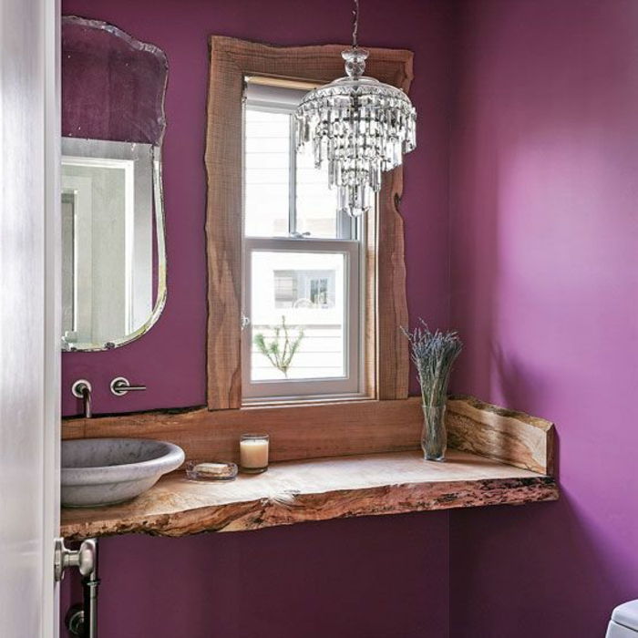 Violetinė vonios marmurinė kriauklė. Langų sienelė. Vidaus rūsys