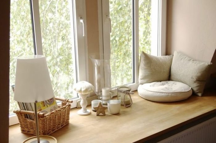 Lango langas viduje su lango apdaila ir pagalvių pakabinama lempa
