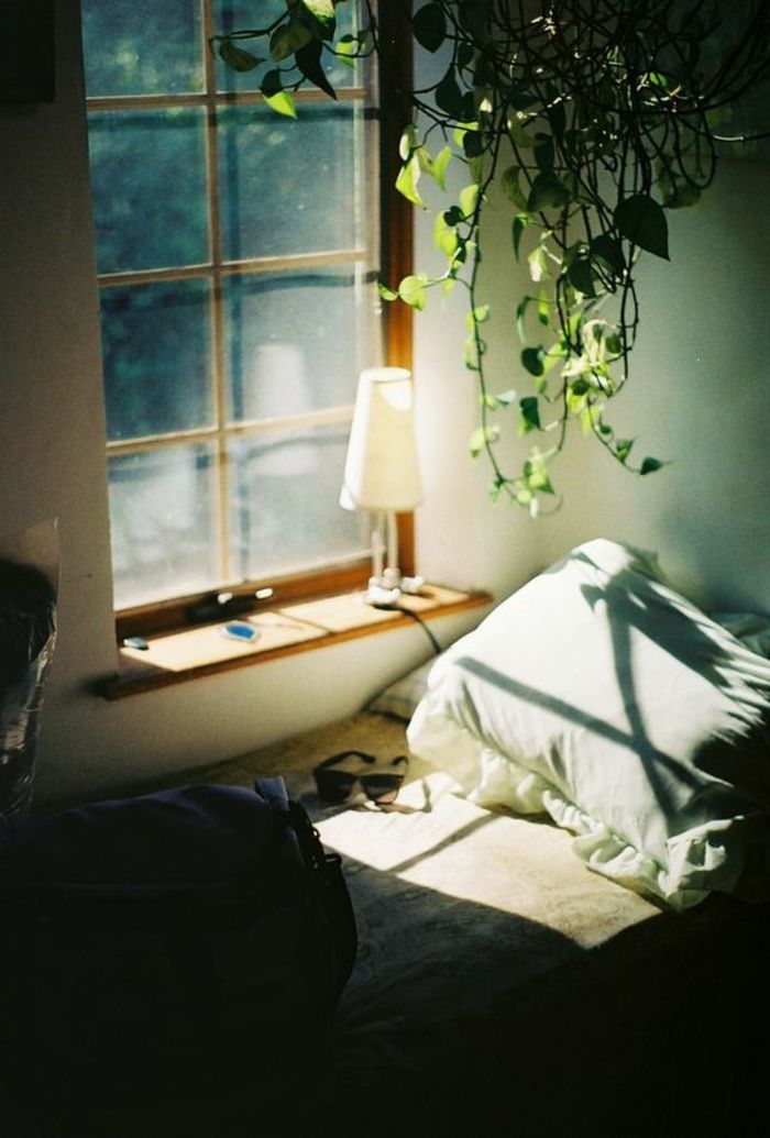 Roostervensterhout en kleine lamp voor vensterbank