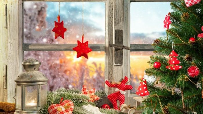 plafonate brad cu decoratiuni roșii de Crăciun din tesatura, pomi de Crăciun de pânză roșie cu buline albe, brad cu lampioane, element decorativ în formă de inimă, inima decorative din tesatura verificate, Latenr cu capac metalic, poinsettias roșu în fereastra