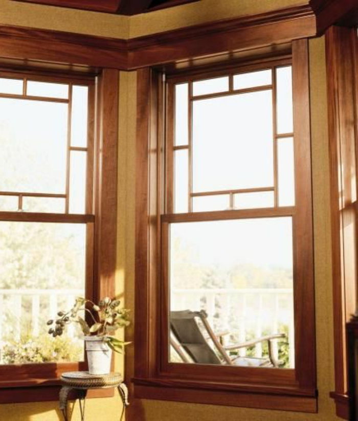 davanzale della finestra all'interno della grande finestra in legno in stile country