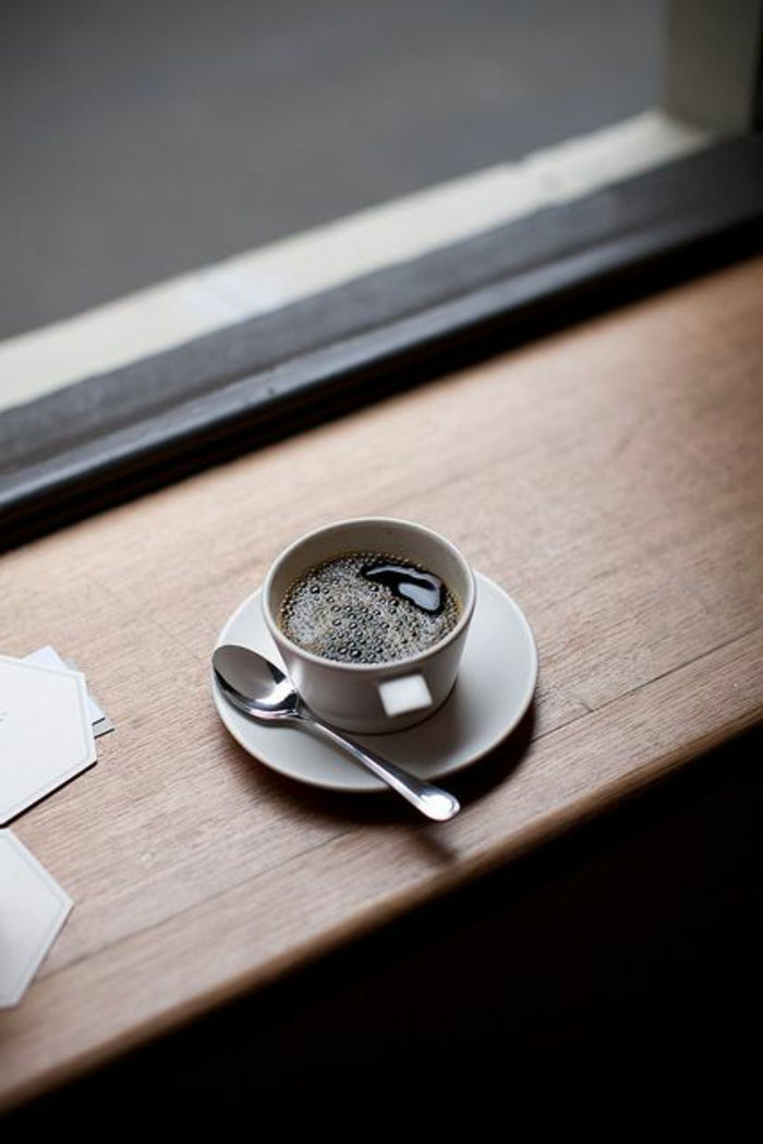 ahşap pencere ve bir fincan kahve