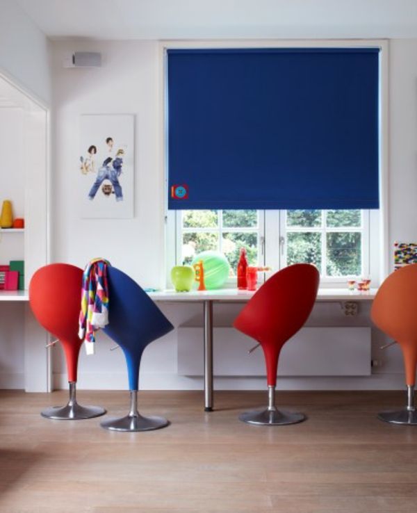 fönster dekoration-vårblå-persienner-färgstarka-stolar-en mycket fin bild