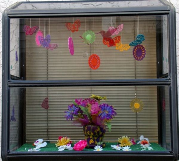 okno dekoracijo spomladi barvita viseče elemente - zelo lepo sliko