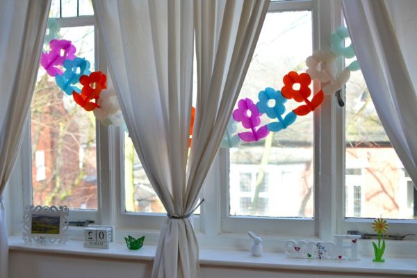 Fensterdeko-spring-vit-gardiner-och-färgglad-papierdeko