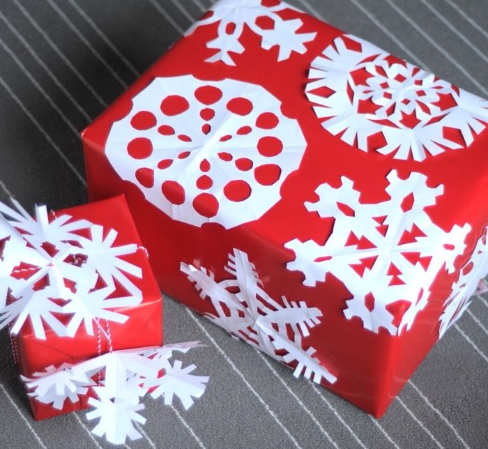 Craft Ideas Winter - červené zábaly s bielymi snehovými vločkami zdobené darčekmi