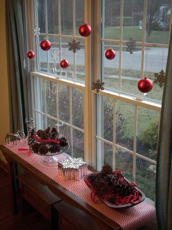 Fensterdeko-jul-hängande-röd-bollar