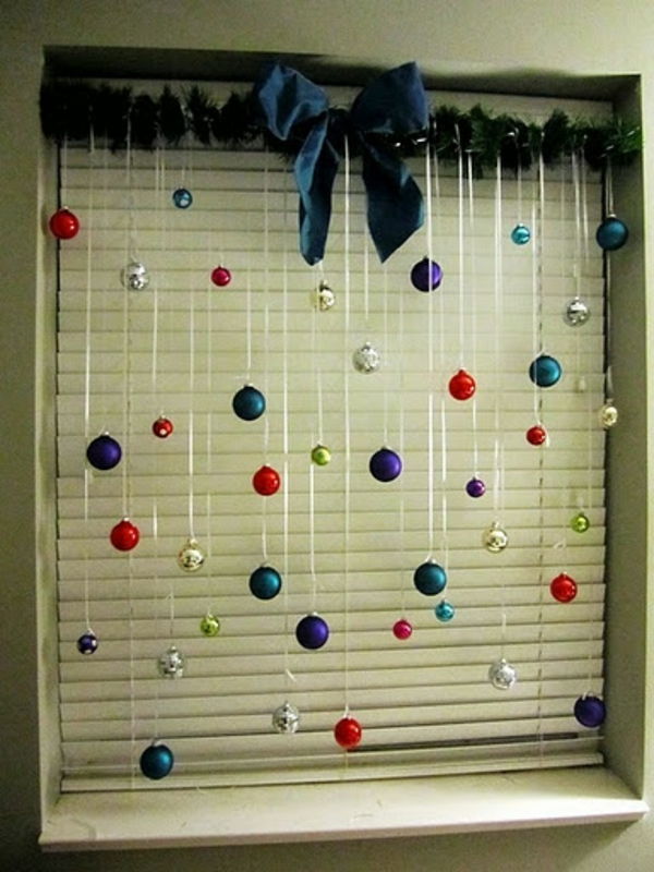 dekorativne božične kroglice v različnih barvah