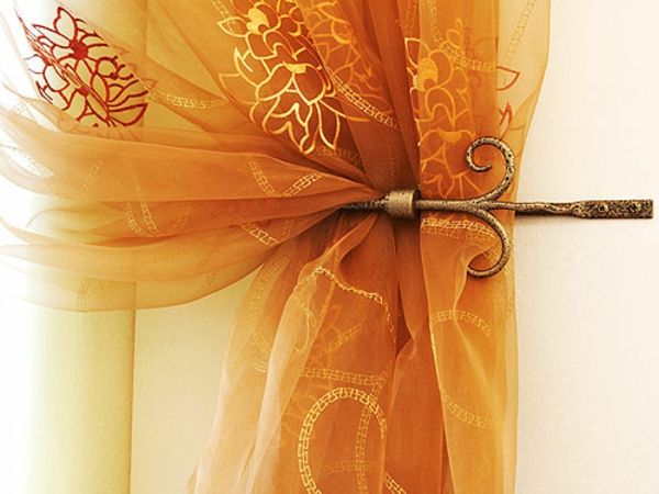 vindu design gardiner-oransje - vegg i hvitt