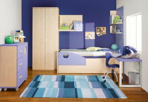 Trä garderob och en blå matta