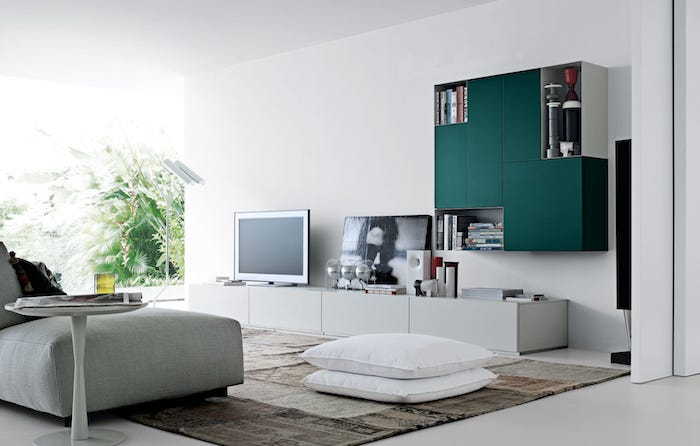 telewizor salon kinkiety w salonie projekt turkusowy kolor malowidłami sofa fotel poduszki decor białe poduszki na podłodze