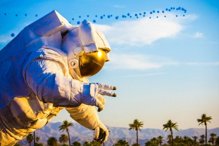 coachella festival palmy a krásna príroda dekorácie festivalu úžasné astronaut modré balóny