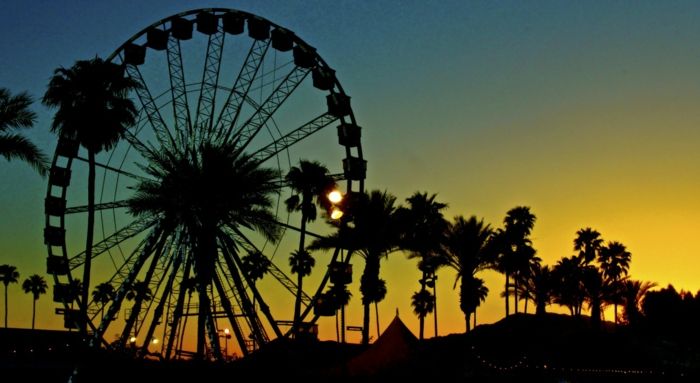 coachella festival ved solnedgang vakkert bilde gjør deg selv palmer svart blå gul