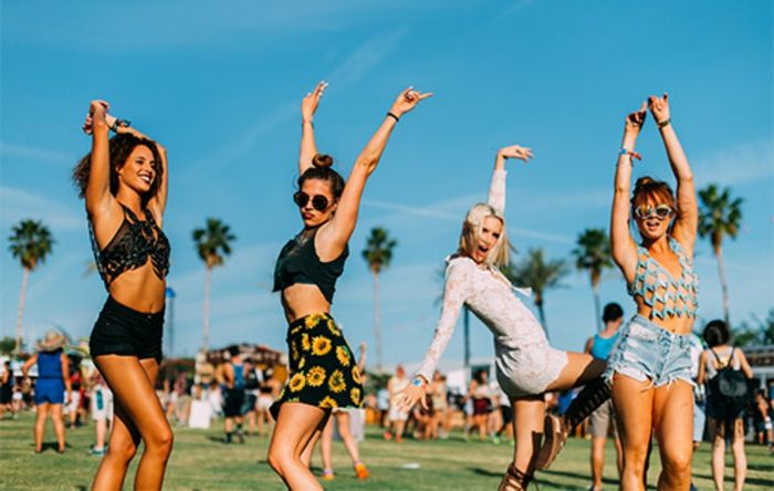koachella festival ta fotografija kaže, kako zabavno so ljudje na Coachella srečne ženske