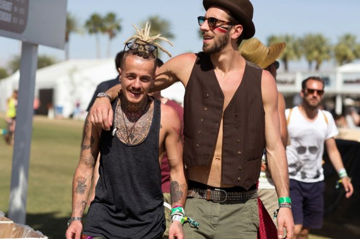 coachella prinaša bližje ljudem nova prijateljstva, da sta dva moška tattoo frizura
