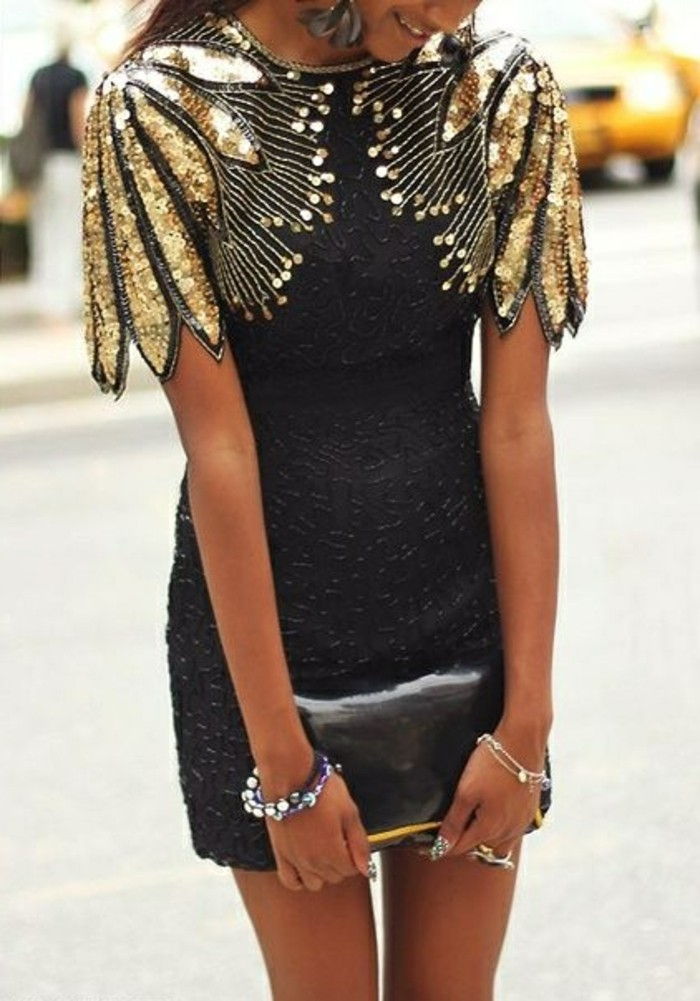 feestelijke damesmode korte zwarte jurk en goud-glinsterende-accessoires-zakje