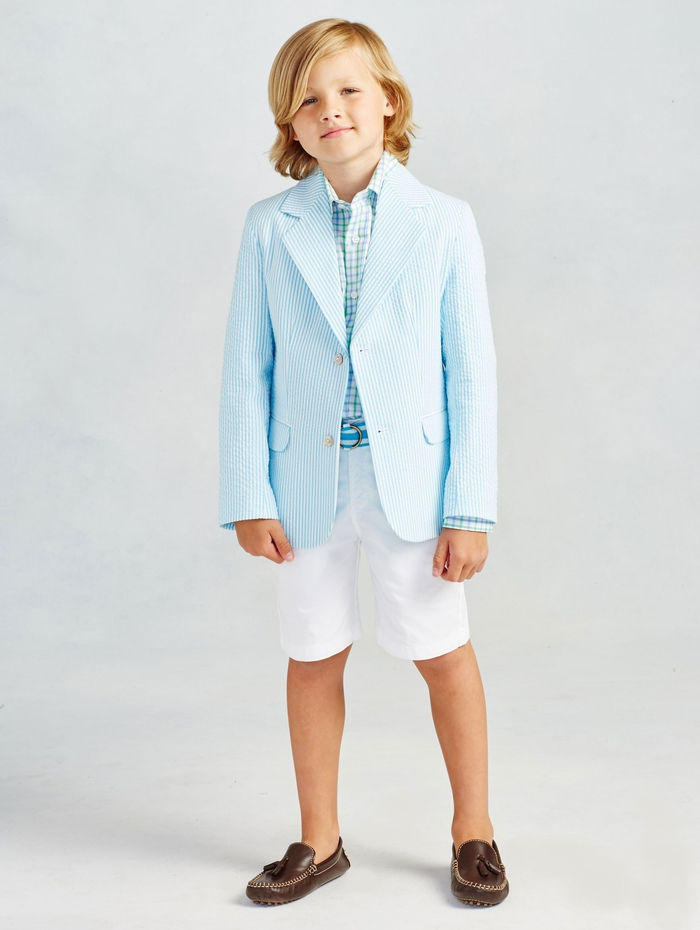 Festlige barneklær til gutter, korte hvite bukser i kombinasjon med skjorte og blazer i lyseblå