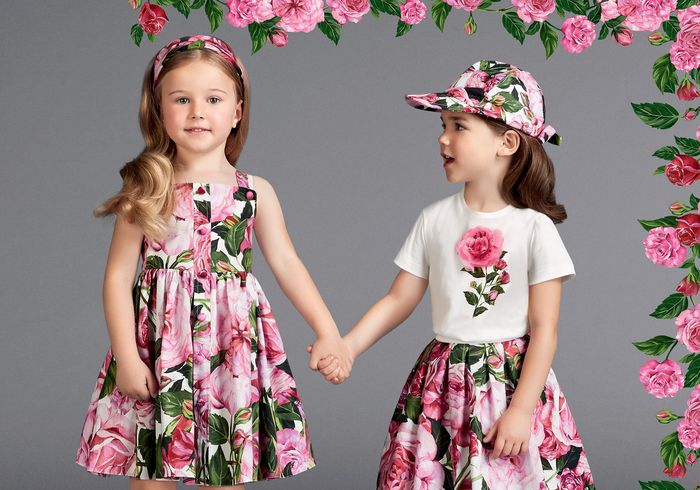 festlig mote for barn, kjole med blomstermønster, T-skjorte og skjørt med rose, sommermote 2017