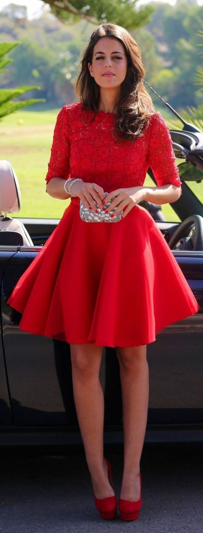 festkjoler-kort-rød-kjole-med-blonder krøllete hår mørk brun - sølv-pocket-auto