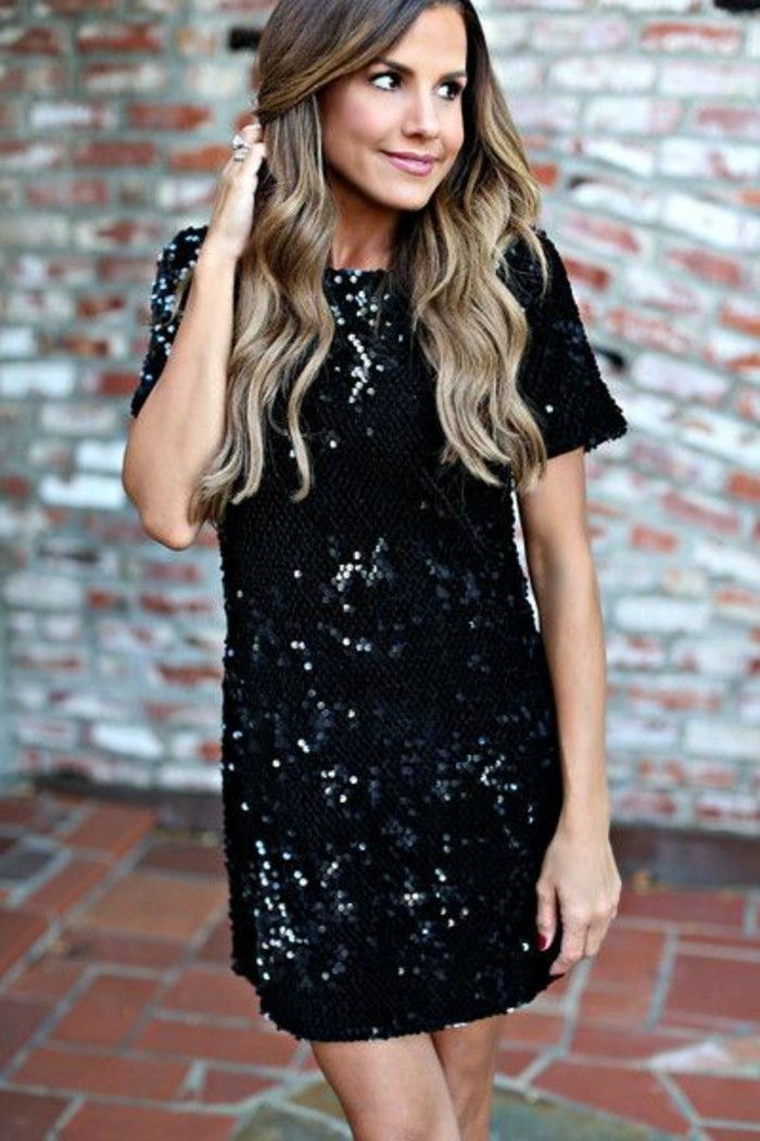 festkjoler-kort svart kjole-med-kortermet glitrende Curly-hår
