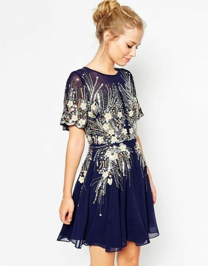 festlig antrekk-mørk blå-kjole-med-sølv-glitter-updo-blonde-hår-kvinne