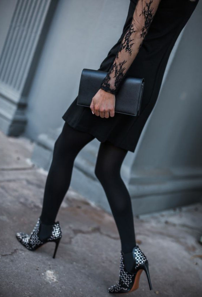 stredne dlhé čierne šaty s jemným dizajnom, tylové rukávy s aplikáciami, čierna kožená kabelka, čierne zimné topánky s kovovými kapsulami