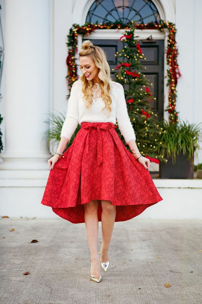 bela pliš pulover s čipko na ramenih in rdečo obleko s tiskom in elegantno zanko, v kombinaciji s srebrno patent usnjene čevlje, blond kodrasti lasje s pol Dutt, vhod z bogato božič