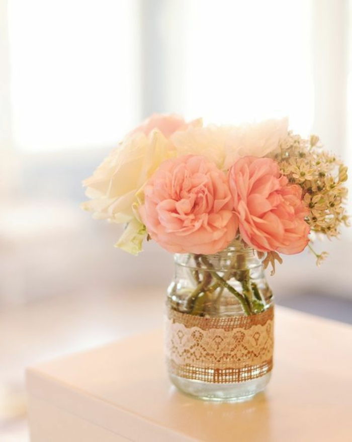 vytvorte si vlastnú výzdobu, diy vázu, mason jar zdobený jutovou stuhou a bielej čipky