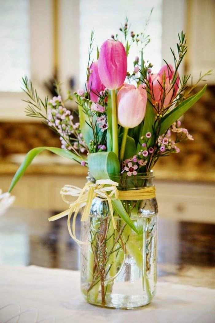 vytvorte si vlastnú výzdobu, ružové tulipány, mason jar zdobené žltým lukom