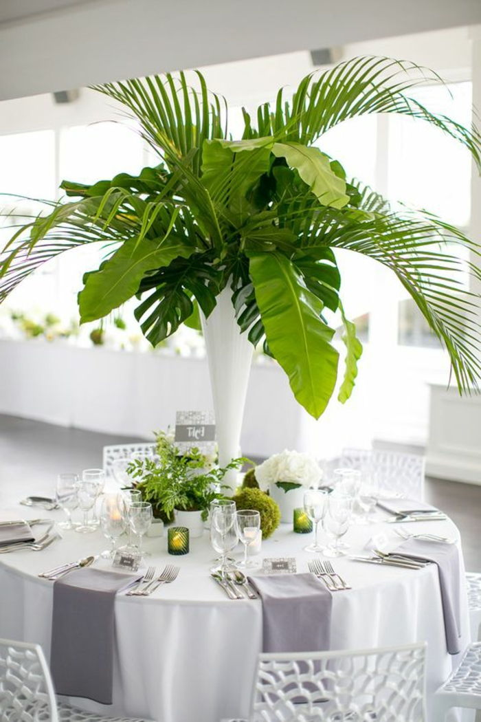 dekorácie tipy, biela deka, veľká váza so zelenými listami, tealight držiak