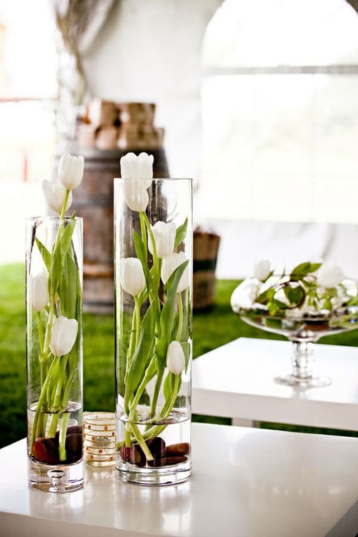 deco letná párty, biele tulipány, veľké sklenené vázy, dekorácie stolov