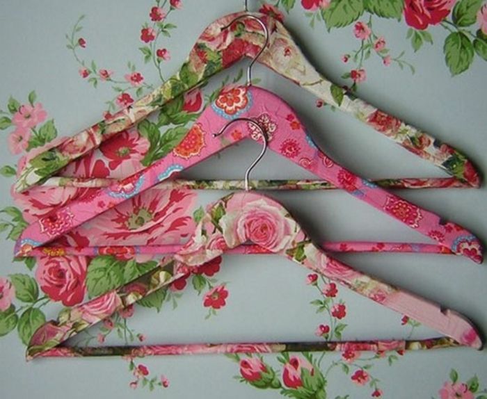 Hier zijn drie prachtige kledinghangers met roze servetten in rozen