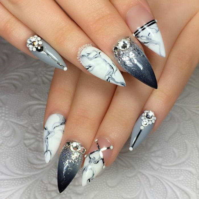 Unghie artistiche a punta, grande idea, unghie grigie unghie bianche con pietre effetto marmo, unghie design con pietre