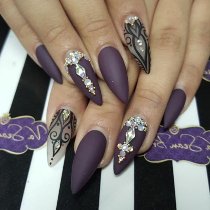 unghie immagini belle unghie artificiali viola scuro vernice opaca con pietre e decorazioni nere