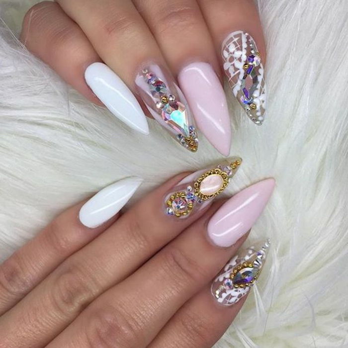 Le unghie artistiche hanno indicato l'elegante idea stravagante e bella unghie rosa chiodo bianco e decorate con pietre