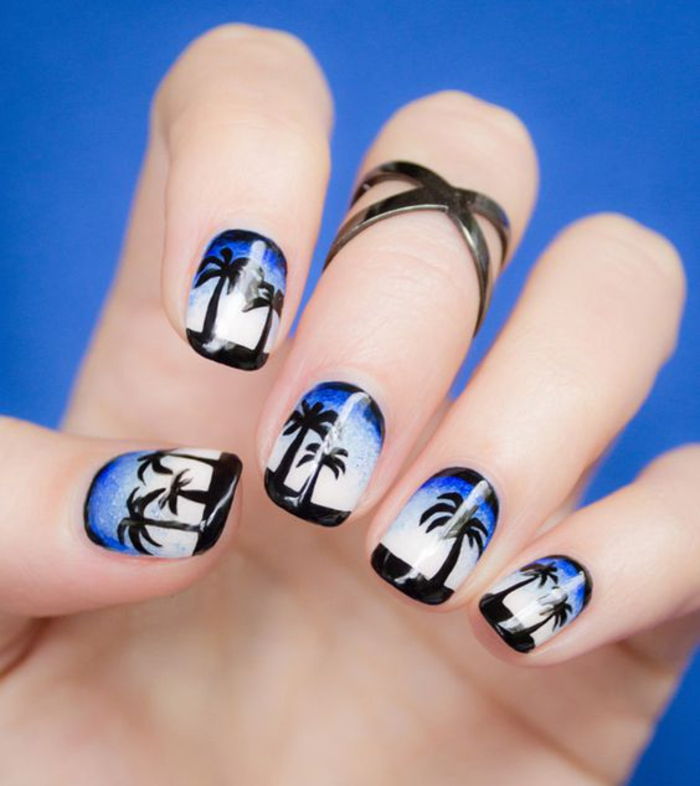 Design de unghii de vară, combinând palmieri ca decorațiuni, negru, alb și albastru închis