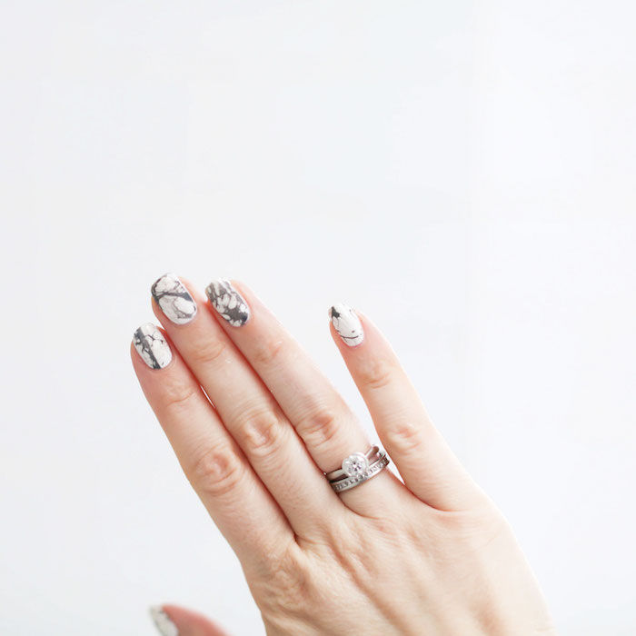 Gör själv nagelmönster, silverring med diamant, marmor