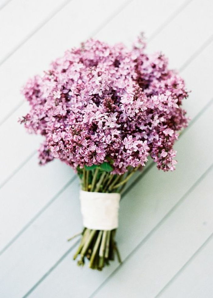 lila buketter-med-vackra-blommig dekoration-deco-med-blommor