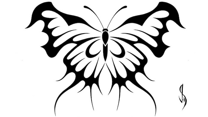 čierne veľké tetovanie s veľmi pekným čiernym motýľom s dvoma čiernymi krídlami
