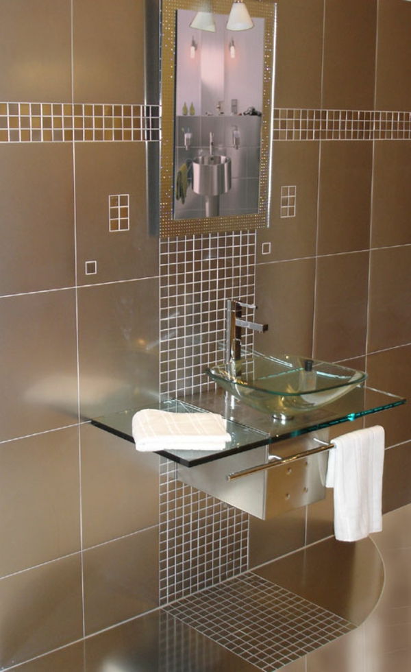 plytelių mozaikos akcentas vonios rankšluosčiai balta