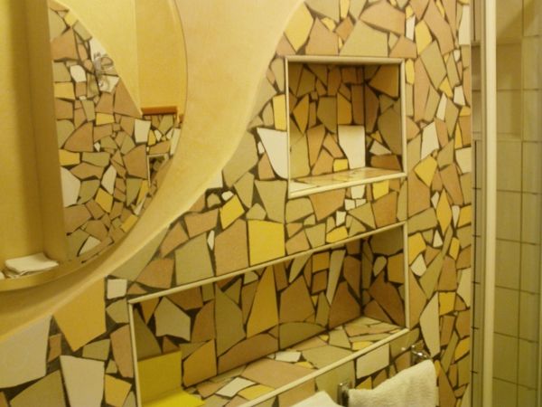 Plytelių mozaikos vonios kambarys įdomus dizainas