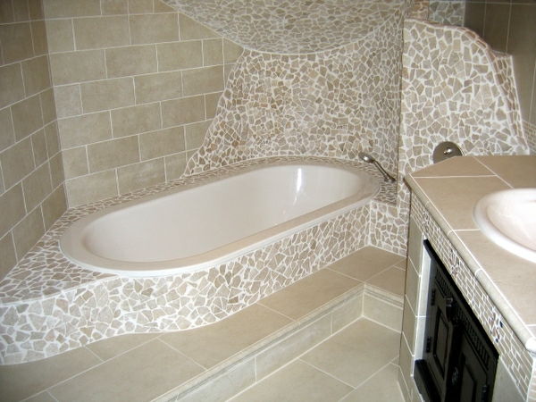 plytelių mozaikos vonios kambarys įdomus dizainas