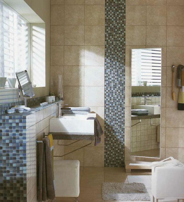 Plytelių mozaikos modernus vonios kambarys dizaino didelis langas