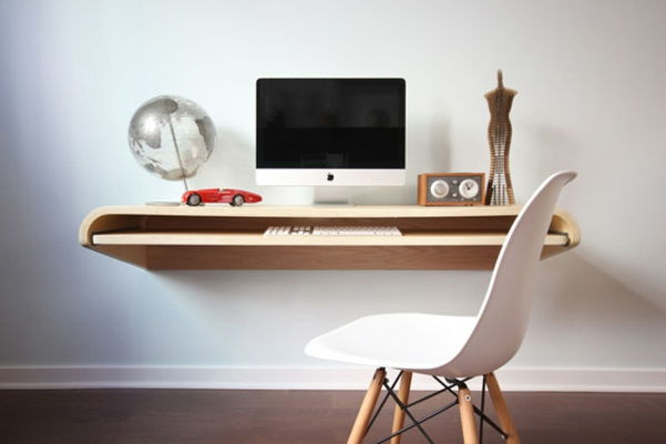 birou de designer - model interesant, cu ecran și scaun alb modern lângă el