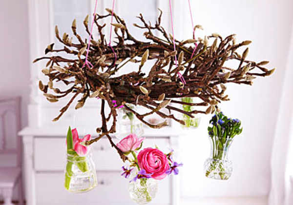 Bahar çiçekleri kesilmiş çiçek-cam vazo-asılı-manolya ağacı dalları