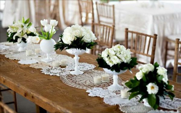 ahşap masa-çiçek-deco-in-beyaz